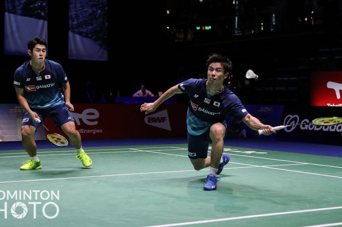 Pasangan ganda putra Jepang, Takuro Hoki/Yugo Kobayashi, saat menjalani pertandingan melawan wakil Malaysia, Aaron Chia/Soh Wooi Yik, pada laga semifinal Sudirman Cup 2021 di Energia Areena, Vantaa, Finlandia, Sabtu (2/10/2021).