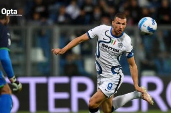 Edin Dzeko saat mencetak gol ke gawang Sassuolo dalam laga pekan ke-7 Liga Italia, Sabtu (2/10/2021).