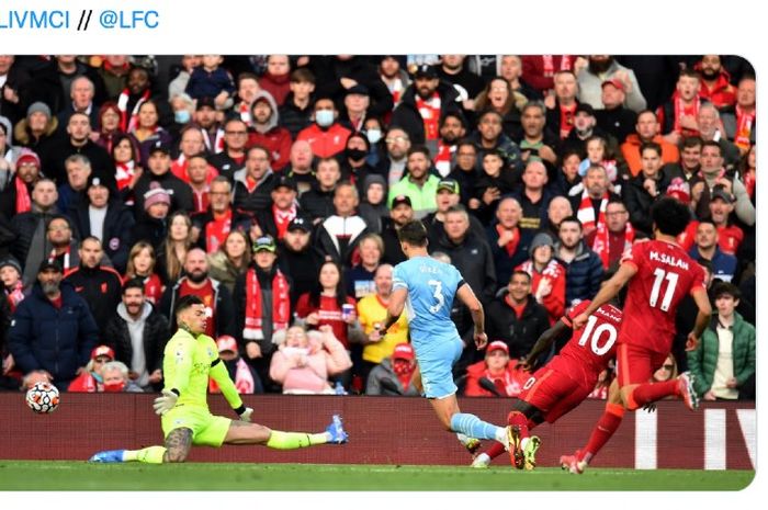 Sadio Mane (no. punggung 10) mencetak gol untuk Liverpool ke gawang Manchester City pada laga Liga Inggris di Anfield, Minggu (3/10/2021)