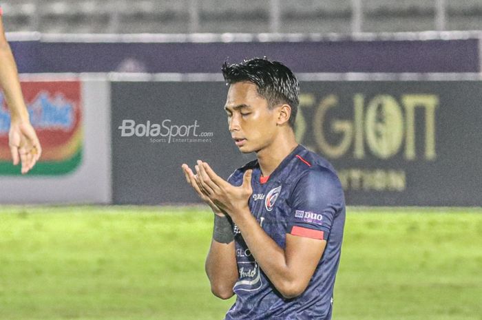 Bek Arema FC, Bagas Adi Nugroho, sedang berdoa jelang bertanding dalam laga pekan keempat Liga 1 2021 di Stadion Madya, Senayan, Jakarta,  25 September 2021.
