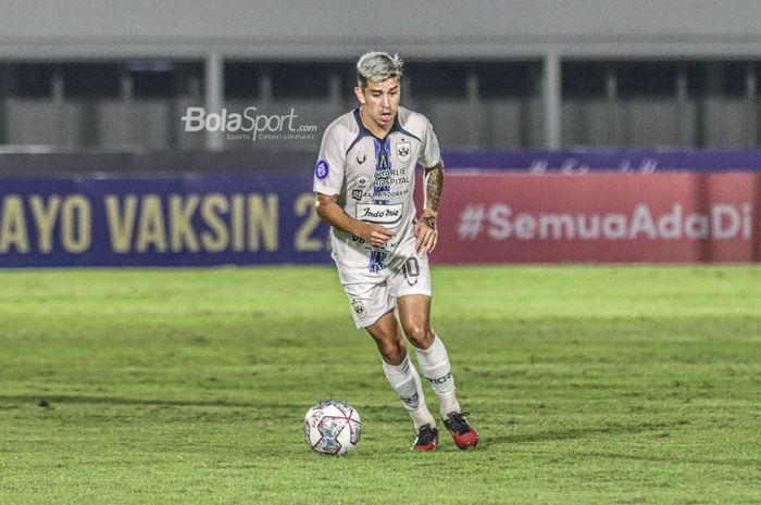 Gelandang PSIS Semarang, Jonathan Cantillana, sedang menguasai bola dalam laga pekan keempat Liga 1 2021 di Stadion Madya, Senayan, Jakarta,  25 September 2021.