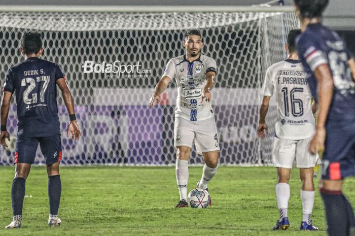 Bek PSIS Semarang, Wallace Costa (tengah), sedang menguasai bola dalam laga pekan keempat Liga 1 2021 di Stadion Madya, Senayan, Jakarta,  25 September 2021.