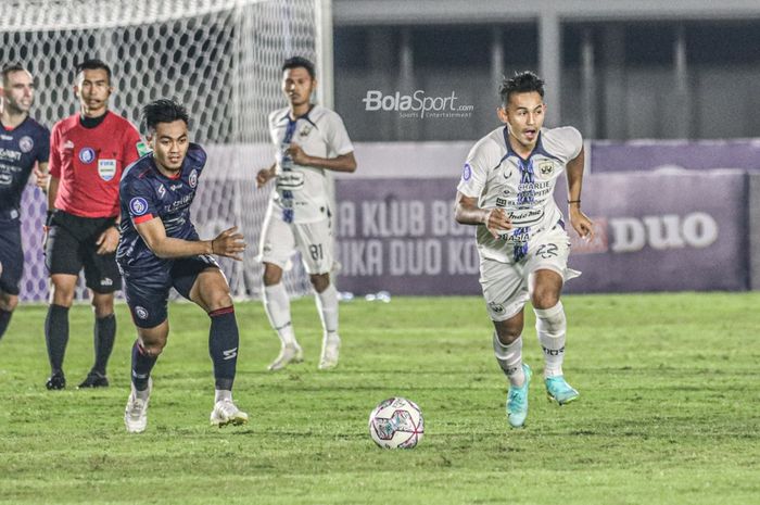 Pemain sayap kiri PSIS Semarang, Hari Nur Yulianto (kanan), sedang menggiring bola dan dibayangi bek Arema FC, Rizky Dwi Febrianto (kiri), dalam laga pekan keempat Liga 1 2021 di Stadion Madya, Senayan, Jakarta,  25 September 2021.