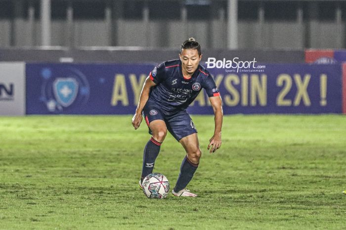 Pemain sayap kanan Arema FC, Dendi Santoso, sedang menguasai bola dalam laga pekan keempat Liga 1 2021 di Stadion Madya, Senayan, Jakarta,  25 September 2021.