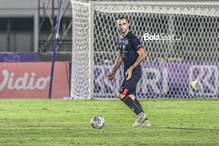 Bek Arema FC, Sergio Silva, sedang menguasai bola dalam laga pekan keempat Liga 1 2021 di Stadion Madya, Senayan, Jakarta,  25 September 2021.