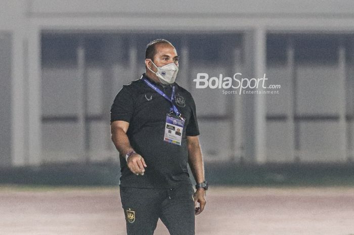 Pelatih PSIS Semarang, Imran Nahumarury, sedang memantau para pemainnya dalam laga pekan keempat Liga 1 2021 di Stadion Madya, Senayan, Jakarta,  25 September 2021.