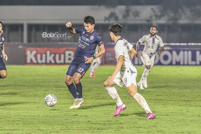 Penyerang Arema FC, Dedik Setiawan (kiri), sedang menguasai bola dalam laga pekan keempat Liga 1 2021 di Stadion Madya, Senayan, Jakarta,  25 September 2021.