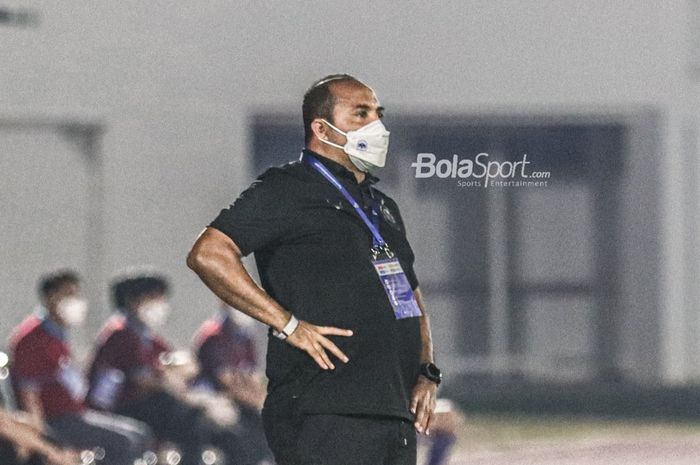 Pelatih PSIS Semarang, Imran Nahumarury, sedang memantau para pemainnya dalam laga pekan keempat Liga 1 2021 di Stadion Madya, Senayan, Jakarta,  25 September 2021.