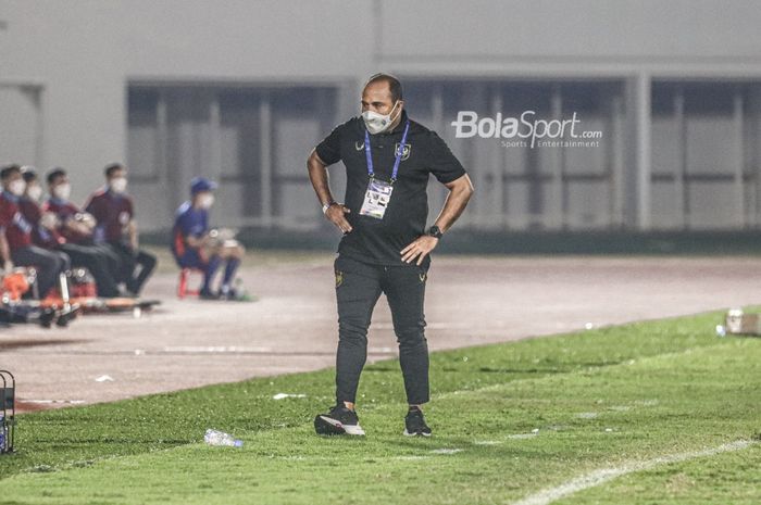 Pelatih PSIS Semarang, Imran Nahumarury, sedang memantau para pemainnya bertanding dalam laga pekan keempat Liga 1 2021 di Stadion Madya, Senayan, Jakarta,  25 September 2021.