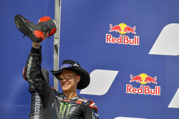 Pembalap MotoGP dari tim Monster Energy Yamaha, Fabio Quartararo saat merayakan kemenangannya di podium.
