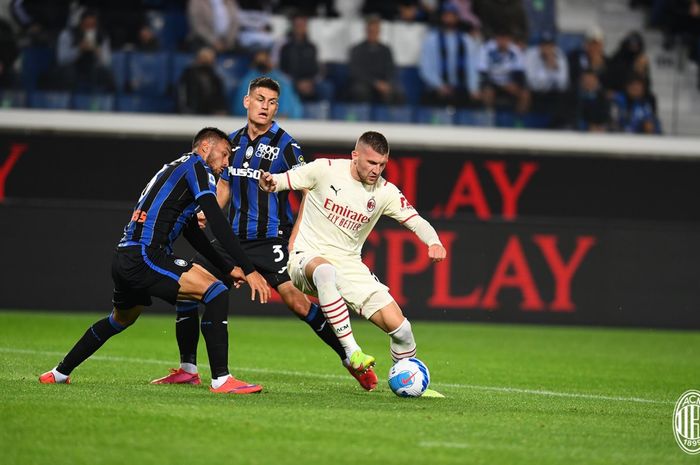 Duel antara pemain AC Milan, Ante Rebic, dengan satu pemain Atalanta pada laga Liga Italia 2021-2022.