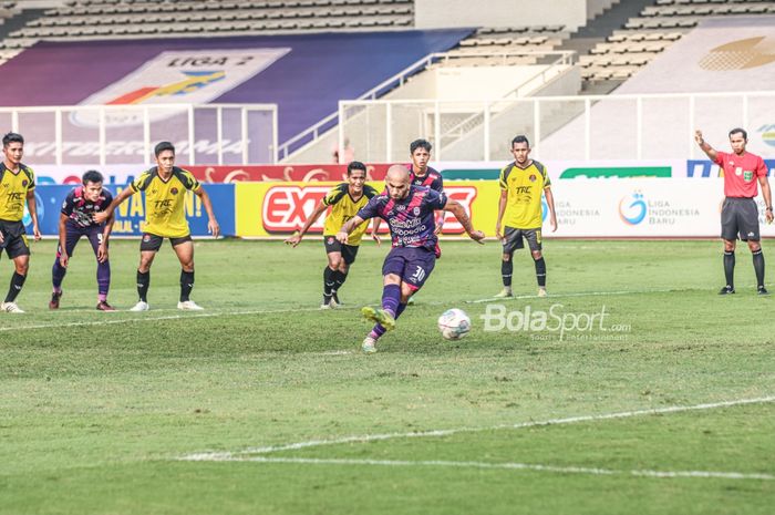 Pemain RANS Cilegon FC, Tarik El Janaby, sedang menendang penalti dalam laga pekan kedua Liga 2 2021 di Stadion Madya, Senayan, Jakarta, 5 Oktober 2021.