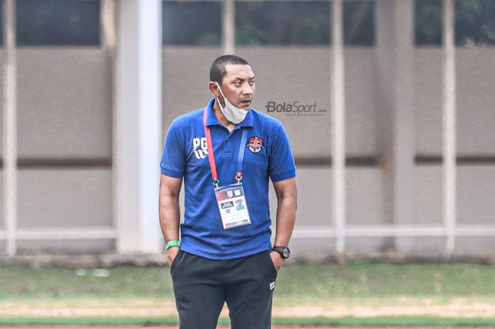 Pelatih Persekat, I Putu Gede Swisantoso, sedang memantau para pemainnya dalam laga pekan kedua Liga 2 2021 di Stadion Madya, Senayan, Jakarta, 5 Oktober 2021.