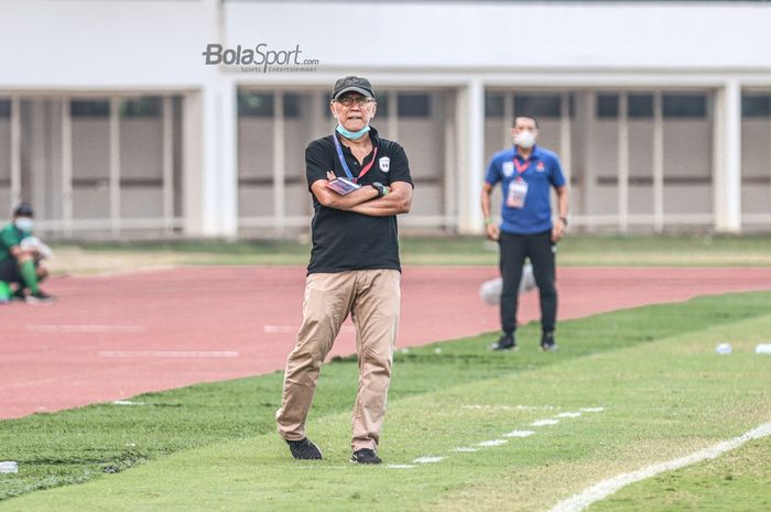 Pelatih RANS Cilegon FC, Bambang Nurdiansyah, sedang memantau para pemainnya dalam laga pekan kedua Liga 2 2021 di Stadion Madya, Senayan, Jakarta, 5 Oktober 2021.