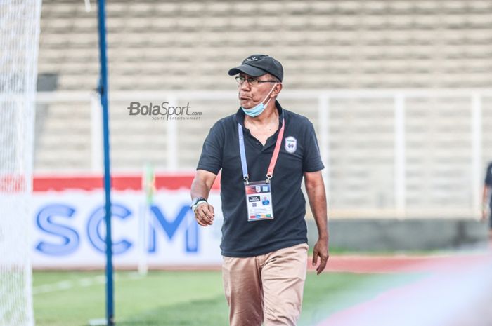 Pelatih RANS Cilegon FC, Bambang Nurdiansyah, sedang memantau para pemainnya dalam laga pekan kedua Liga 2 2021 di Stadion Madya, Senayan, Jakarta, 5 Oktober 2021.