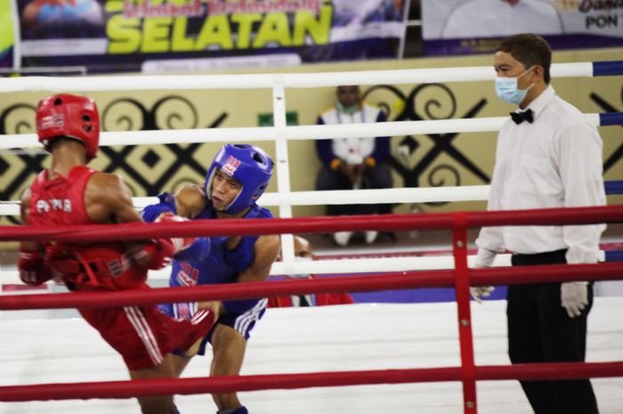 Atlet Muay Thai, Prays Karundeng (biru), dari Sulawesi Utara berhasil mengalahkan  Rahmat Gozali (merah) dari Papua  pada kelas 62 kg putra. 