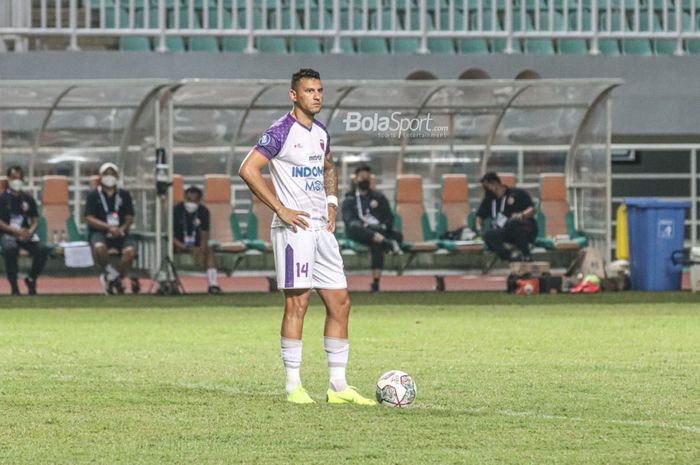 Striker Persita Tangerang, Alex Goncalves, nampak akan melakukan kick off dalam laga pekan kelima Liga 1 2021 di Stadion Pakansari, Bogor, Jawa Barat, 28 September 2021.