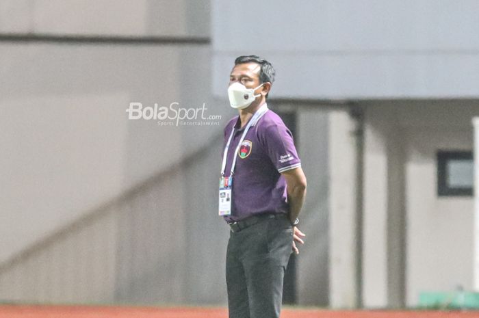Pelatih Persita Tangerang, Widodo Cahyono Putro, sedang mengamati para pemainnya dalam laga pekan kelima Liga 1 2021 di Stadion Pakansari, Bogor, Jawa Barat, 28 September 2021.