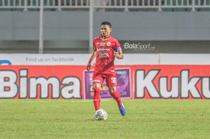 Bek Persija Jakarta, Maman Abdurahman, sedang menguasai bola dalam laga pekan kelima Liga 1 2021 di Stadion Pakansari, Bogor, Jawa Barat, 28 September 2021.