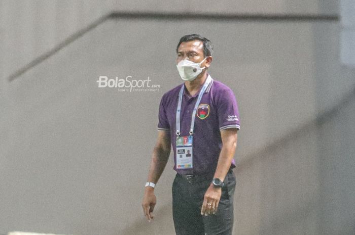 Pelatih Persita Tangerang, Widodo Cahyono Putro, sedang mengamati para pemainnya dalam laga pekan kelima Liga 1 2021 di Stadion Pakansari, Bogor, Jawa Barat, 28 September 2021.