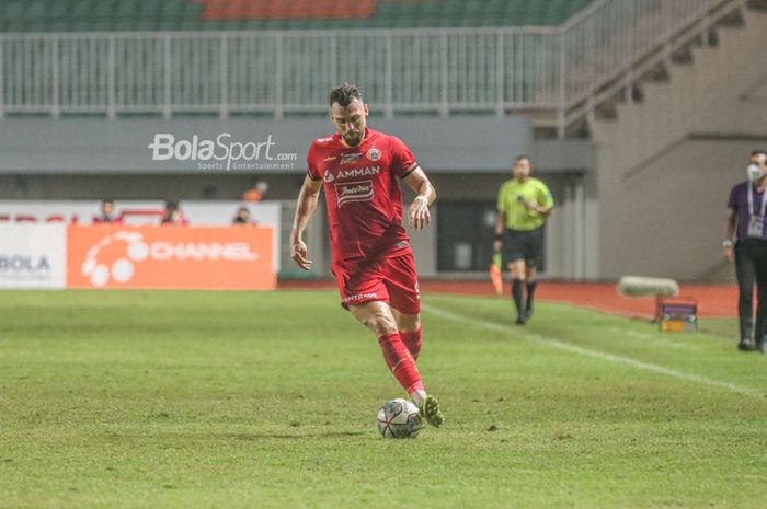 Striker Persija Jakarta, Marko Simic, sedang menguasai bola dalam laga pekan kelima Liga 1 2021 di Stadion Pakansari, Bogor, Jawa Barat, 28 September 2021.