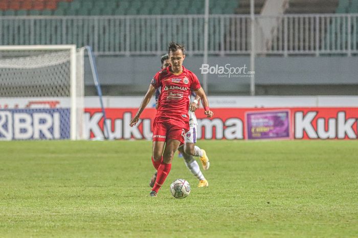 Bek sayap kiri Persija Jakarta, Rezaldi Hehanussa, sedang menguasai bola dalam laga pekan kelima Liga 1 2021 di Stadion Pakansari, Bogor, Jawa Barat, 28 September 2021.