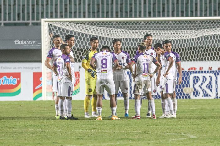 Skuat Persita Tangerang sedang melakukan briefing dalam laga pekan kelima Liga 1 2021 di Stadion Pakansari, Bogor, Jawa Barat, 28 September 2021.