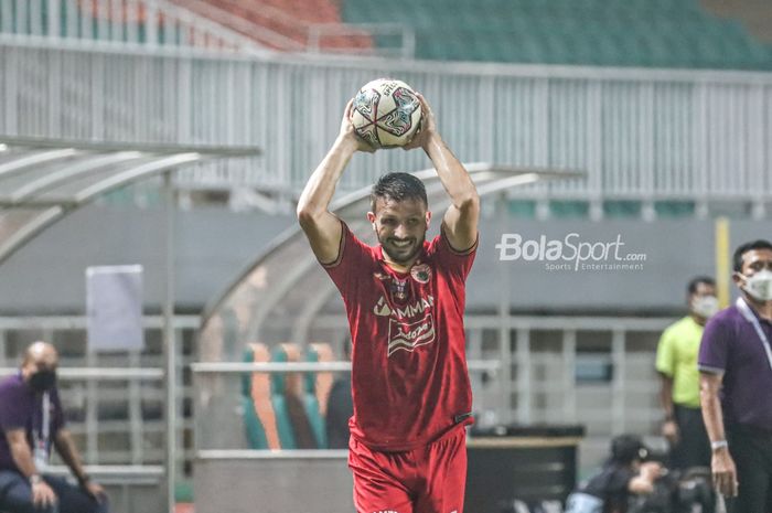 Bek sayap kanan Persija Jakarta, Marco Motta, nampak akan melakukan lemparan ke dalam saat laga pekan kelima Liga 1 2021 di Stadion Pakansari, Bogor, Jawa Barat, 28 September 2021.