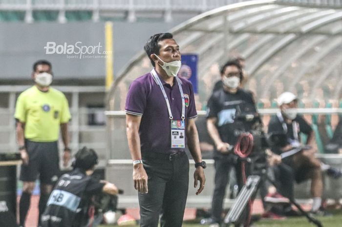 Pelatih Persita Tangerang, Widodo Cahyono Putro, sedang memantau para pemainnya dalam laga pekan kelima Liga 1 2021 di Stadion Pakansari, Bogor, Jawa Barat, 28 September 2021.