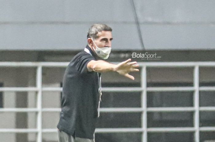 Pelatih Persija Jakarta, Angelo Alessio, sedang memberikan intruksi kepada para pemainnya dalam laga pekan kelima Liga 1 2021 di Stadion Pakansari, Bogor, Jawa Barat, 28 September 2021.