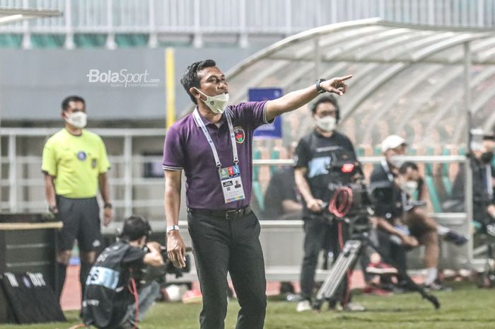 Pelatih Persita Tangerang, Widodo Cahyono Putro, sedang memberikan intruksi kepada para pemainnya dalam laga pekan kelima Liga 1 2021 di Stadion Pakansari, Bogor, Jawa Barat, 28 September 2021.
