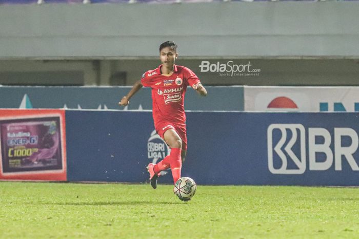 Pemain sayap kanan Persija Jakarta, Alfriyanto Nico, sedang menggiring bola dalam laga Liga 1.