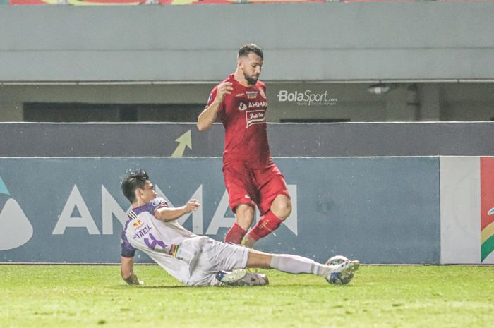 Bek Persita Tangerang, Syaeful Anwar (kiri), sedang menekel bola yang dikuasai striker Persija Jakarta, Marko Simic (kanan), dalam laga pekan kelima Liga 1 2021 di Stadion Pakansari, Bogor, Jawa Barat, 28 September 2021.