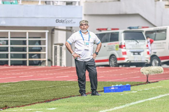 Pelatih Persela Lamongan, Iwan Setiawan, sedang mengamati para pemainnya dalam laga pekan kelima Liga 1 2021 di Stadion Pakansari, Bogor, Jawa Barat, 28 September 2021.