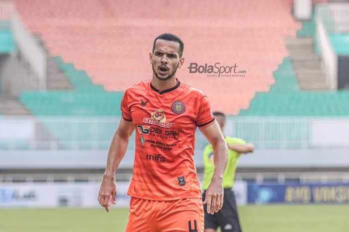 Mantan bek Persiraja Banda Aceh, Leonardo Silva Lelis, sedang bertanding dalam laga pekan kelima Liga 1 2021 di Stadion Pakansari, Bogor, Jawa Barat, 28 September 2021.