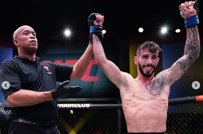 Jagoan UFC, Matheus Nicolau (kanan).