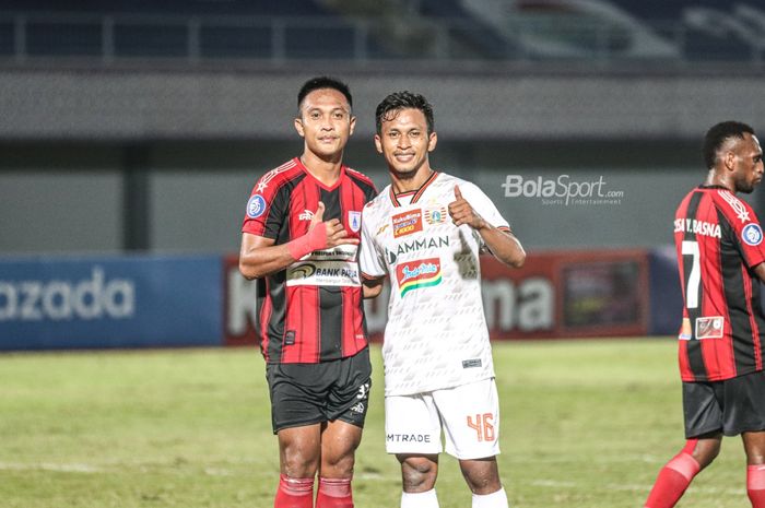 Gelandang Persipura Jayapura, Muhammad Tahir (kiri) dan pemain Persija Jakarta, Osvaldo Haay (kanan), sedang berfoto seusai bertanding dalam pekan ketiga BRI Liga 1 2021/2022.