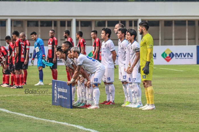 Skuat Arema FC sedang melakukan foto tim dalam laga pekan kelima Liga 1 2021 di Stadion Madya, Senayan, Jakarta, 29 September 2021.