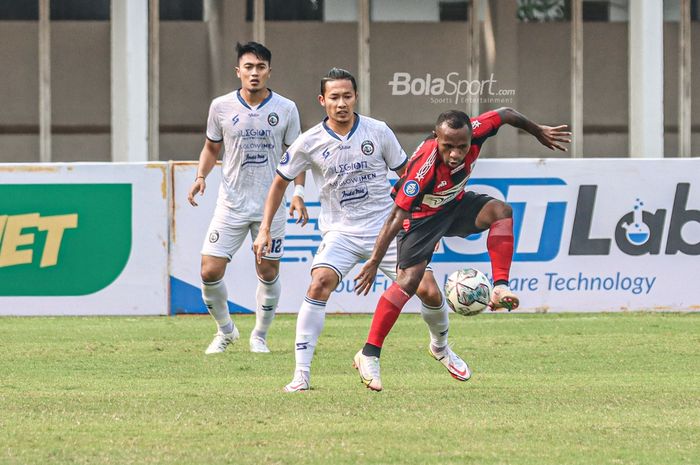 Pemain sayap kanan Persipura Jayapura, Yohanes Pahabol (kanan), sedang menguasai bola dalam laga pekan kelima Liga 1 2021 di Stadion Madya, Senayan, Jakarta, 29 September 2021.