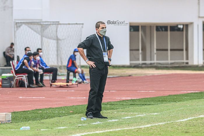 Pelatih Arema FC, Eduardo Almeida, sedang mengamati para pemainnya dalam laga pekan kelima Liga 1 2021 di Stadion Madya, Senayan, Jakarta, 29 September 2021.