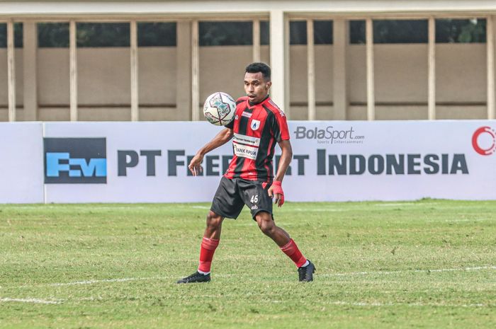 Gelandang serang Persipura Jayapura, Todd Rivaldo Ferre, sedang menguasai bola dalam laga pekan kelima Liga 1 2021 di Stadion Madya, Senayan, Jakarta, 29 September 2021.