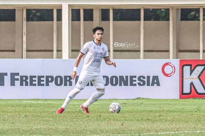 Bek Arema FC, Bagas Adi Nugroho, sedang menguasai bola dalam laga pekan kelima Liga 1 2021 di Stadion Madya, Senayan, Jakarta, 29 September 2021.