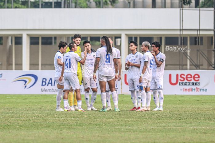 Skuat Arema FC sedang melakukan briefing dalam laga pekan kelima BRI Liga 1 2021/2022 di Stadion Madya, Senayan, Jakarta, 29 September 2021.