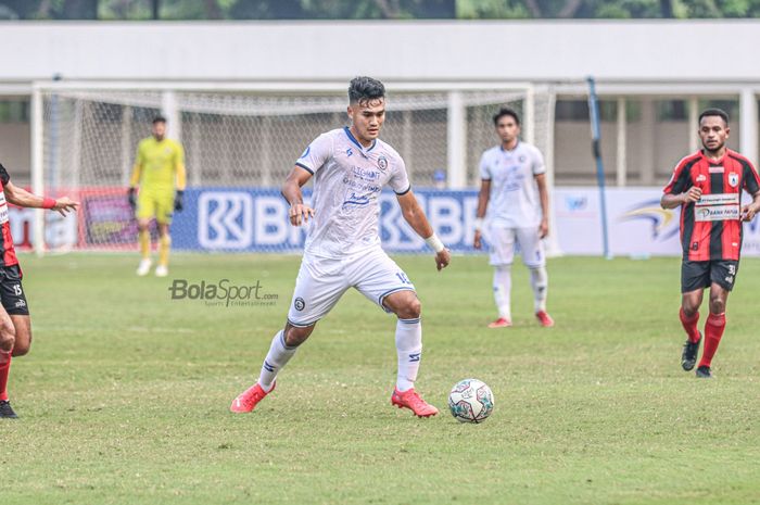 Penyerang Arema FC, Muhammad Rafli, sedang menguasai bola dalam laga pekan kelima Liga 1 2021 di Stadion Madya, Senayan, Jakarta, 29 September 2021.