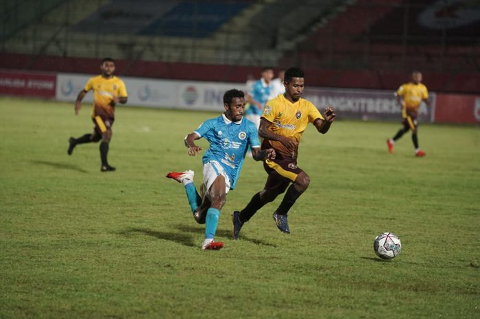 Pertandingan Sulut United (biru) melawan <a href='https://manado.tribunnews.com/tag/persewar' title='Persewar'>Persewar</a> di <a href='https://manado.tribunnews.com/tag/liga-2-2021' title='Liga 2 2021'>Liga 2 2021</a>.