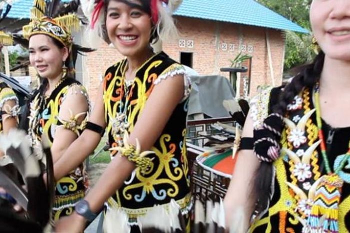 Mengenal Jenis-Jenis Pakaian Adat Kalimantan Timur dan Keunikannya - Kids
