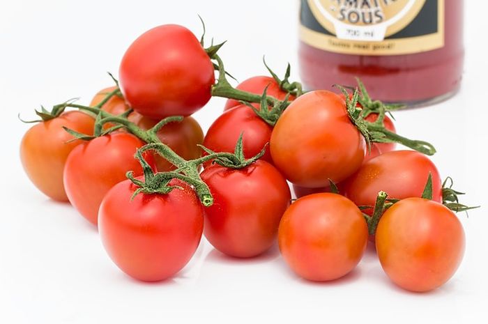 Manfaat saus tomat salah satunya dapat menghilangkan sisa makanan hangus.