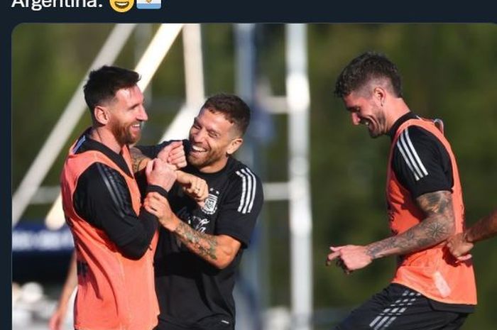 Lionel Messi (kiri) bercanda dengan Alejandro Gomez dan Rodrigo De Paul dalam sesi latihan timnas Argentina jelang kualifikasi Piala Dunia 2022.
