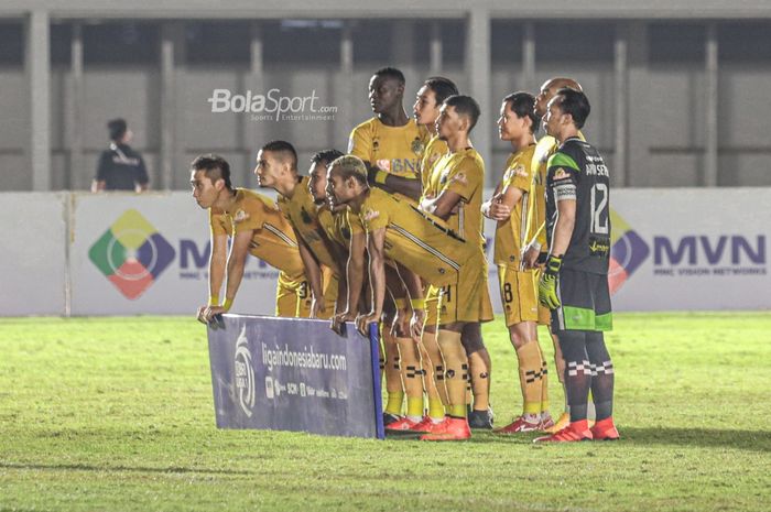 Skuat Bhayangkara FC sedang melakukan foto tim dalam laga pekan kelima Liga 1 2021 di Stadion Madya, Senayan, Jakarta, 29 September 2021.