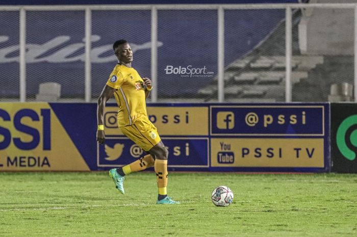 Striker Bhayangkara FC, Ezechiel Ndouassel, nampak sedang menguasai bola dalam laga pekan kelima Liga 1 2021 di Stadion Madya, Senayan, Jakarta, 29 September 2021.